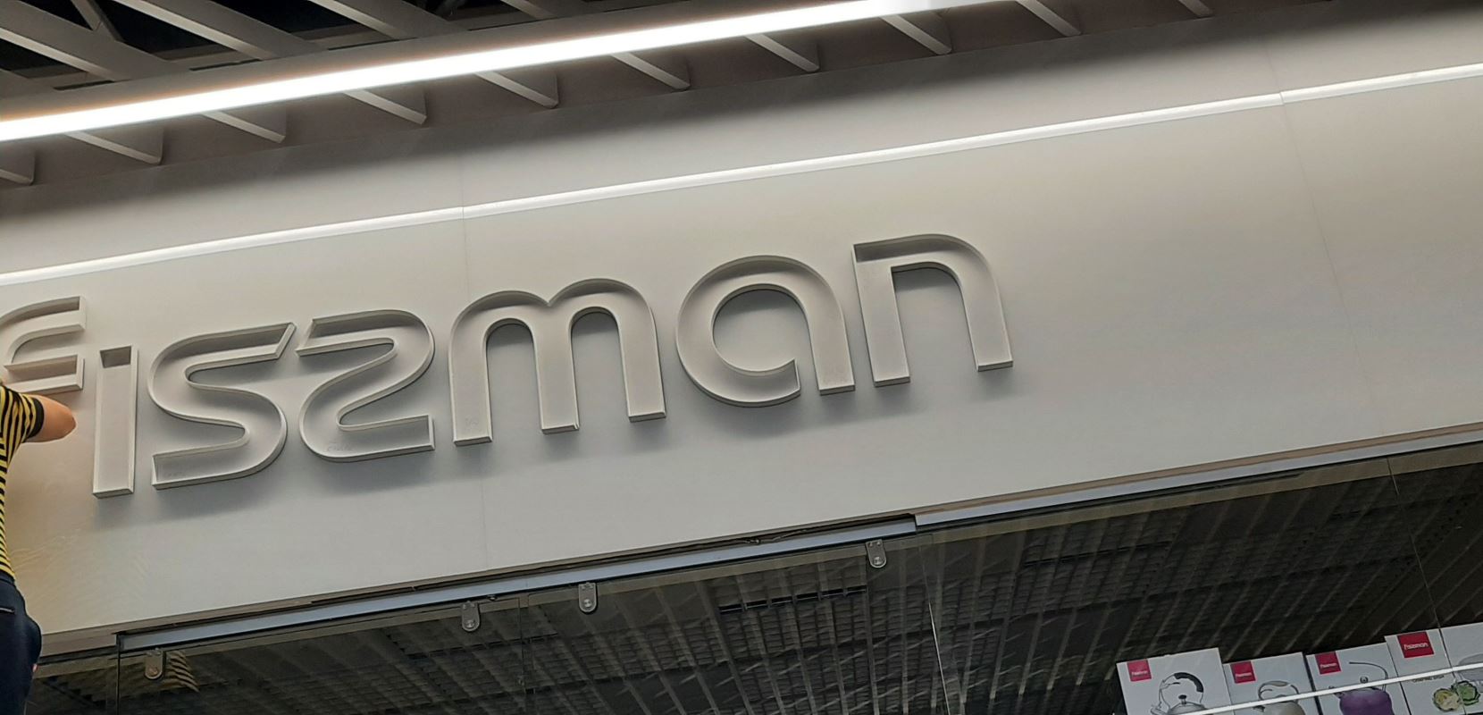 монтаж інтер'єрної вивіски в торговому центрі