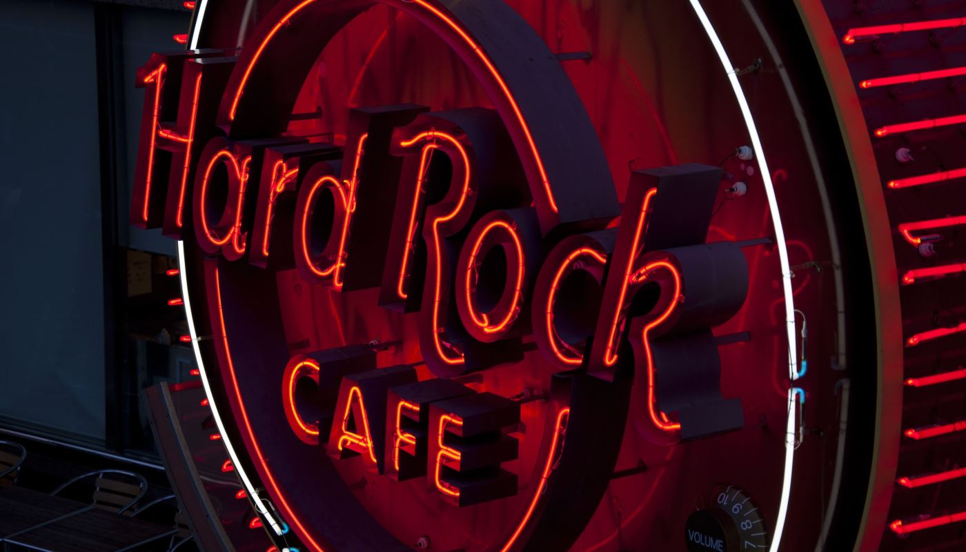 Неонова вивіска з літерами