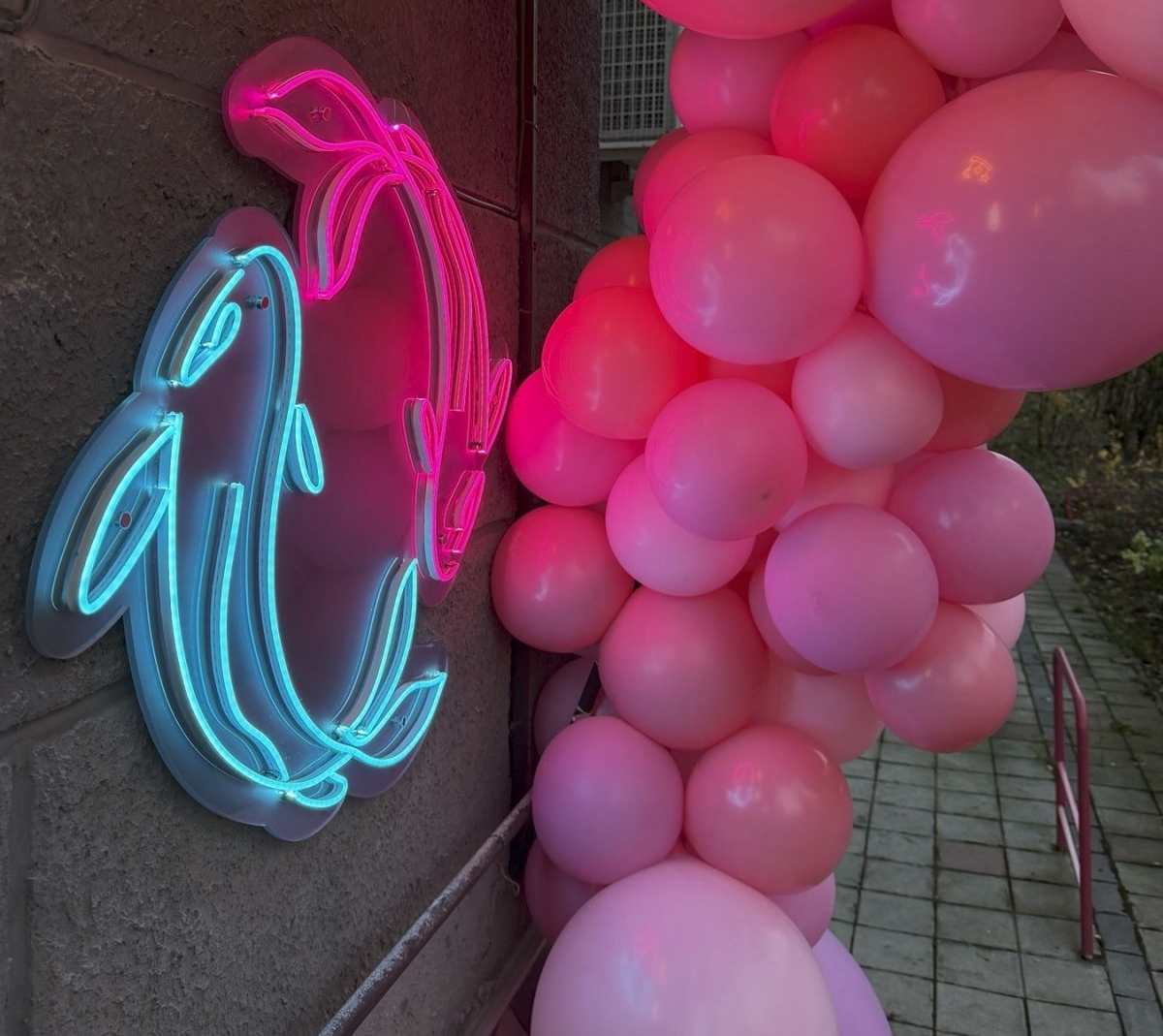 неонова вивіска інь янь у формі рибок