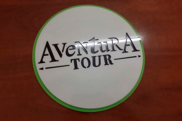 логотип туристичного агентства з оргскла