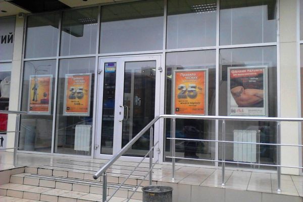 фреймлайт в вітрині з рекламним постером