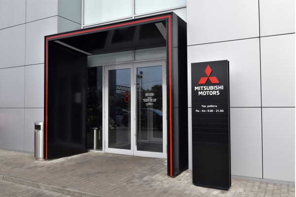 стела рекламний пілон біля салону для інформування клієнтів