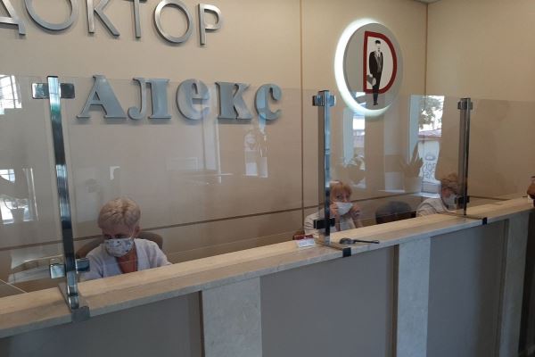 захисна перегородка для зони ресепшн медичного центру