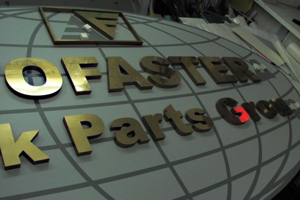 золота вивіска логотип з об'ємних літер